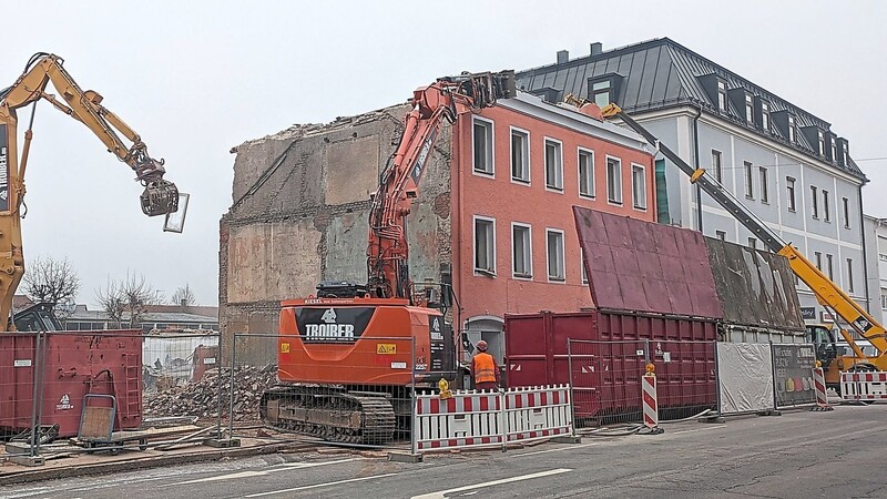 Für freie Sicht auf die Hinterhöfe an der Deggendorfer Straße sorgen aktuell Abrissbagger, die Platz für den Neubau schaffen.