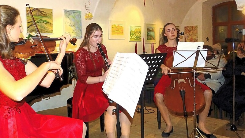 Die Schwestern Lena (links) und Anna Manz (rechts) und Veronika Troiber haben schon viel Konzerterfahrung und haben zahlreiche Preise bekommen.