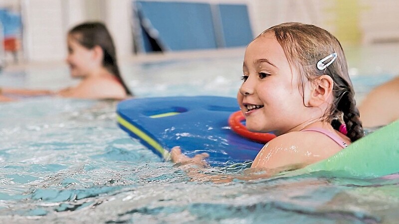 Nicht alle Grundschüler können sich angstfrei und sicher im Wasser bewegen. Während der Corona-Pandemie waren viele Schwimmbäder geschlossen, auch jetzt gibt es Wartelisten für Schwimmkurse.
