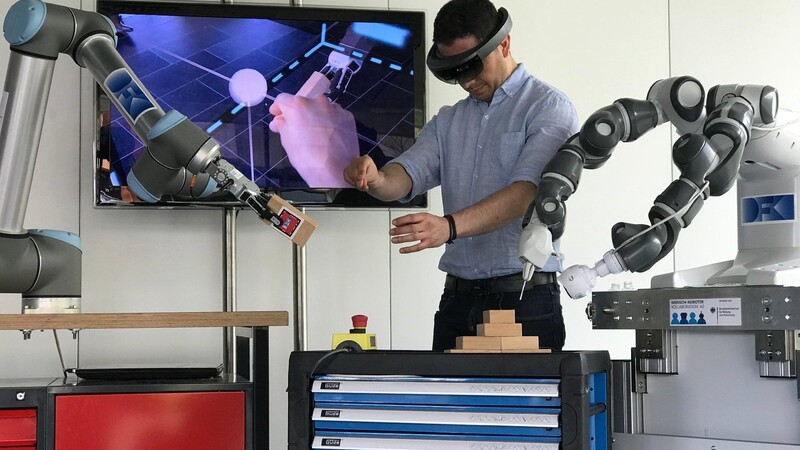So könnte es einmal aussehen: Ein Leichtbau-Roboter greift einen Baustein und gibt ihn seinem menschlichen Kollegen.