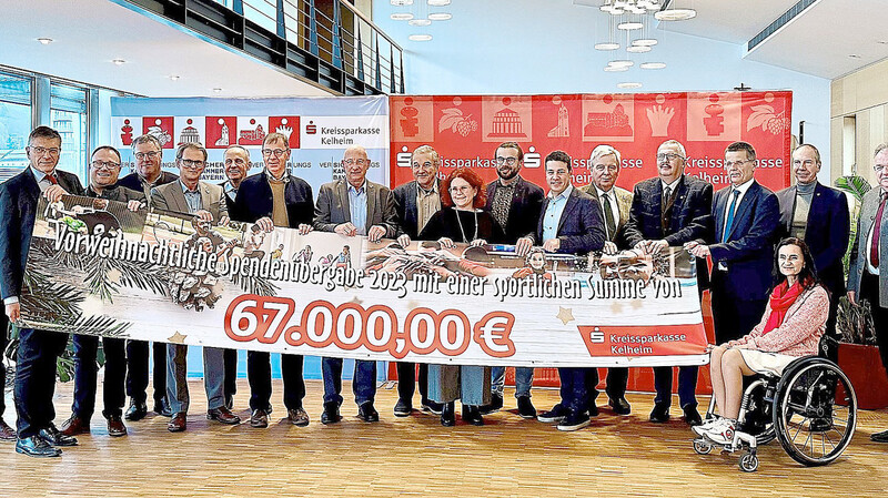 Die Bürgermeister der Region nahmen die Spenden für ihre Sportvereine entgegen; flankiert von Vorstandsvorsitzendem Dieter Scholz (4.v.r.) und Vorstandsmitglied Erich R. Utz ((2.v.l.).