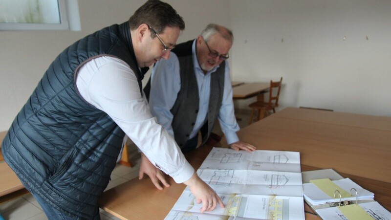Letzte Absprachen für die Bauausführung, Bürgermeister Winfried Roßbauer (rechts) und 2. Bürgermeister Wolfgang Brich.