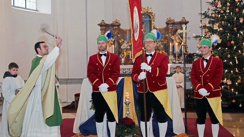 Pfarrer Bernhard Pastötter segnete die neue Standarte der Schierlinger Schäffler.