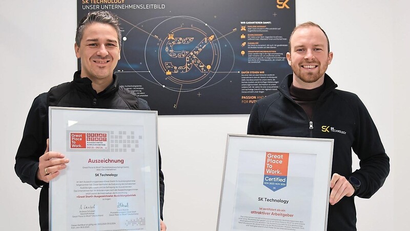 Geschäftsführer Benedikt Kulzer (rechts) und Personalleiter Markus Meister freuen sich über die Auszeichnungen "Great Place to work" und "Great Place to start", die SK Technology auf Anhieb erreicht hat.