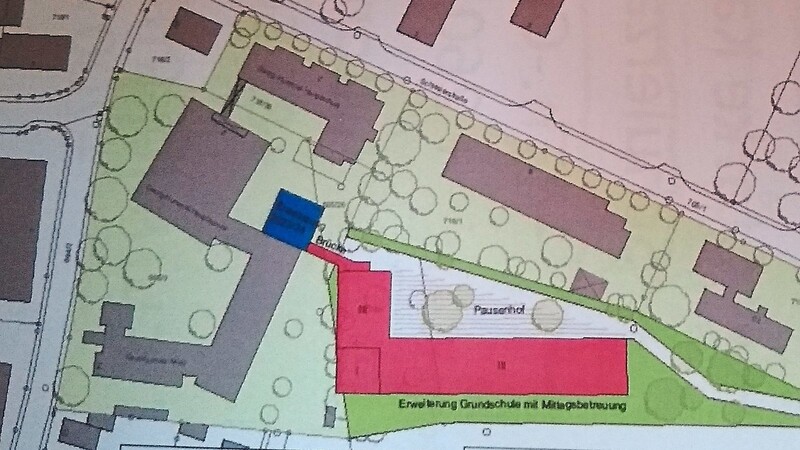 Der Stadtrat hat die rot dargestellte Erweiterung der Grundschule Nord beschlossen. Blau gekennzeichnet ist die Erweiterung um vier Klassenzimmer, die bis Schuljahresbeginn fertig sein soll.