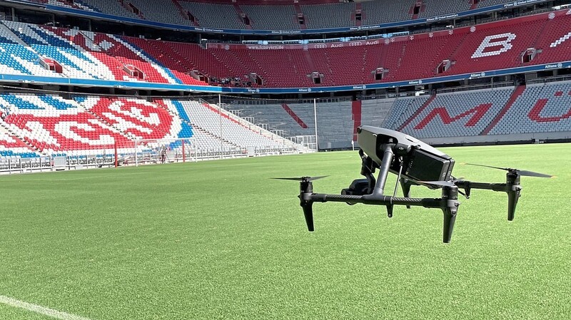 Für den Drohnenflug im und über das Fußballstadion waren Sondergenehmigungen nötig.  Fotos: Philipp Reichwein