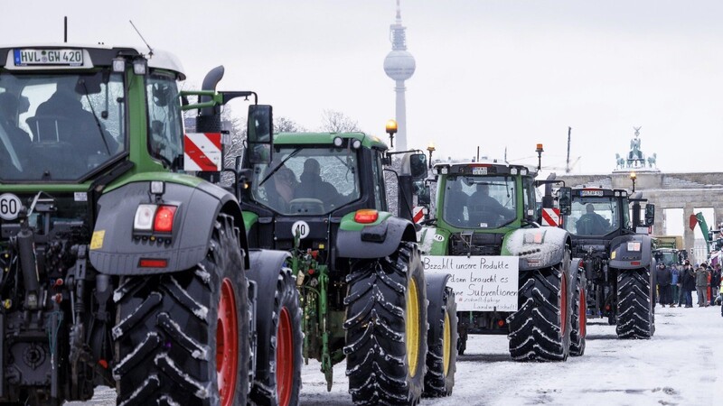 Zahlreiche Traktoren fahren auf der Straße des 17. Juni zum Brandenburger Tor. Landwirte, Speditionsfirmen und Handwerker protestieren gegen geplante Subventionskürzungen durch die Bundesregierung.