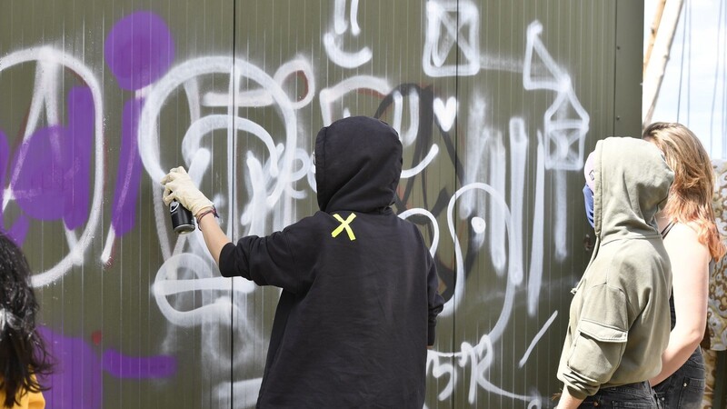 Damit sich Jugendliche gemeinsam treffen können, ist die Idee eines offenen Jugendtreffs in Straßkirchen entstanden. Dort könnte es dann auch Graffiti-Workshops geben, wenn Interesse besteht.