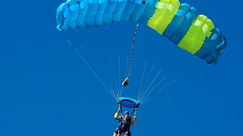 Spektakulär beim Flugplatzfest sind auch die angebotenen Tandem-Fallschirmsprünge.