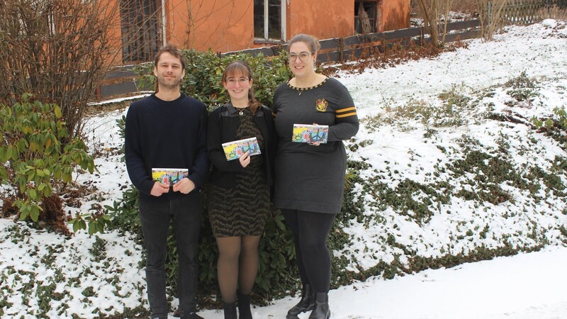 Geschäftsführerin Kathrin Zitzelsberger Fernandes (v.r.), Milena Haller und Fabian Weinzierl zeigen in Viechtach die neue Broschüre.