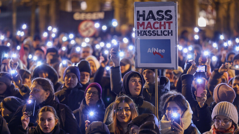 Mit Plakaten und Sprechchören demonstrieren rund 1.600 Menschen auf dem Marktplatz in Schwerin gegen die AfD und Rechtsextremismus. Ein breites Bündnis von Initiativen, Vereinen, Parteien und Aktiven hatte zur Demonstration aufgerufen.