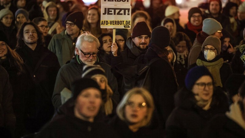 Eine Frau trägt ein Schild mit der Aufschrift "AfD Verbot Jetzt!" bei einer Demonstration des "Bündnisses gegen Rassismus" in Köln am 16. Januar.
