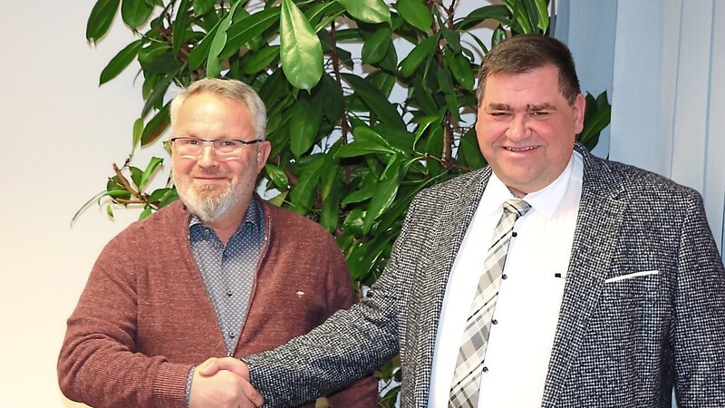 Bürgermeister Christian Gangkofer (rechts) gratulierte Harald Listl zu seiner Wahl.