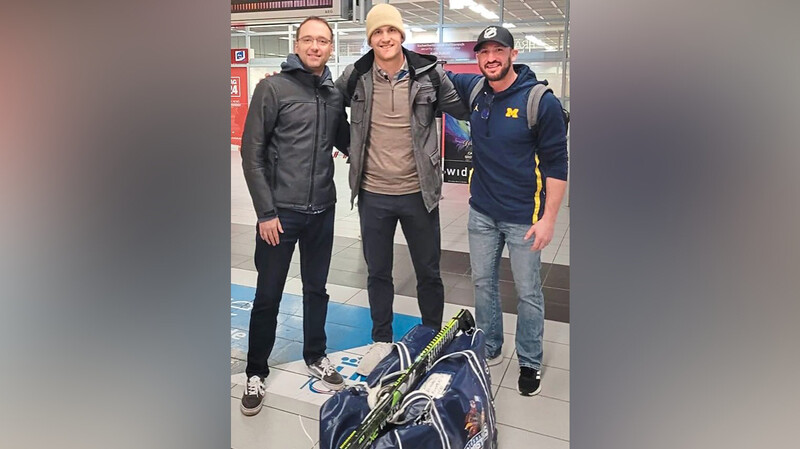Dresdens Sportdirektor Matthias Roos (l.) holt Justin Florek und Travis Turnbull am Samstag vom Flughafen ab. Einen Tag später stehen die beiden im Training schon mit der Mannschaft auf dem Eis.