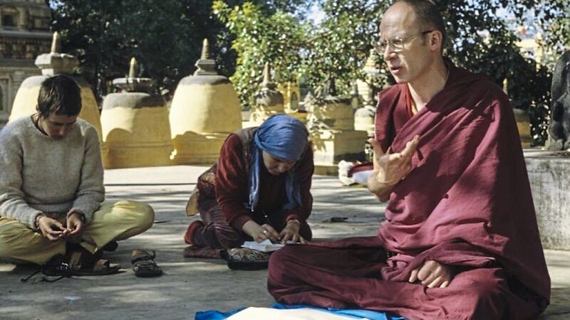 Zwölf Jahre lang war Dieter Kratzer buddhistischer Mönch und lehrte unter anderem in der Hauptstupa in Indien. 1987 gab er seine Ordination zurück und machte als weltlicher Lehrer weiter.