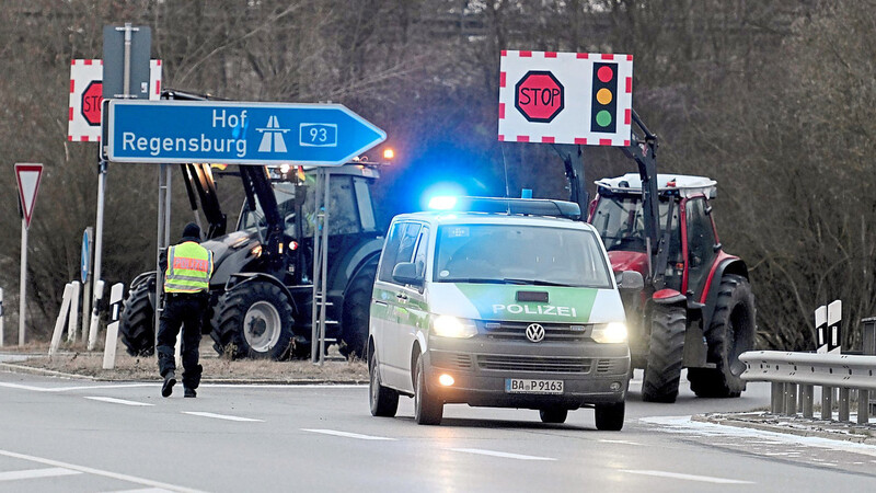 Die Bauernproteste halten an. Zu Verkehrsbehinderungen kam es am Montag in Siegenburg. Traktoren versperrten die Zufahrt auf die A 93 in Fahrtrichtung Regensburg und auch München.
