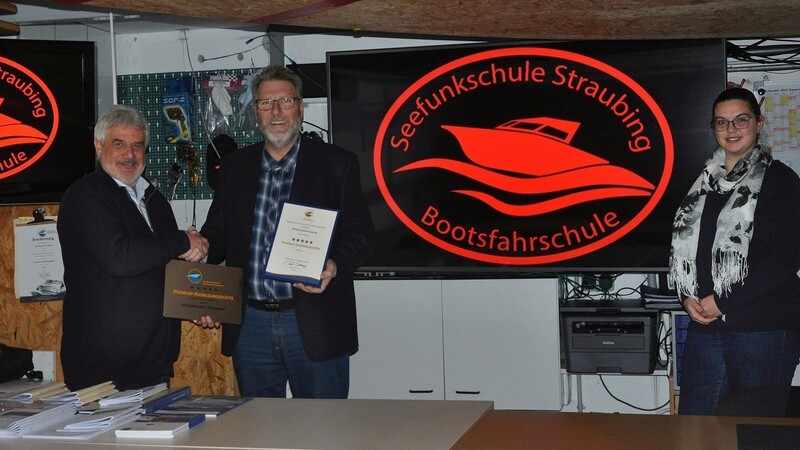 Armin Stöckels Bootsfahr- und Seefunkschule wird vom Deutschen Motor-yachtverband ausgezeichnet. Udo Hilbinger, Prüfungsausschussleiter aus Regensburg, überreichte die Urkunde an Stöckel und Tochter Sandra.