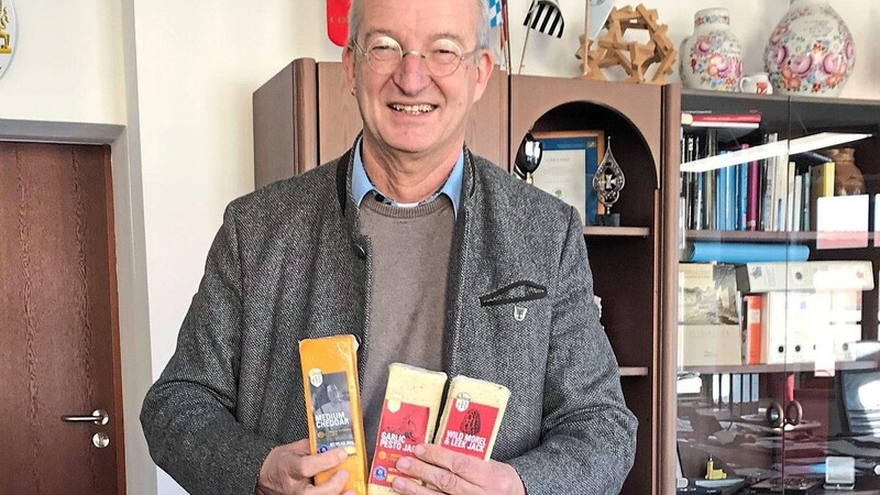 Bürgermeister Markus Ackermann freut sich über das Geschenk der Käsefabrik Meister, einer der bedeutendsten Käsefabrikanten der USA, dessen Wurzeln in Plain liegen.