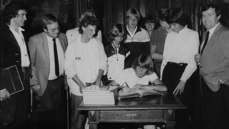Toni Mirlach (links) und Landshuts damaliger Oberbürgermeister Josef Deimer (rechts) beobachten am 15. September 1982, wie sich Steffi Graf (die Kleinste in der Bildmitte) mit ihren Masters-Kolleginnen ins Goldene Buch der Stadt Landshut einträgt.