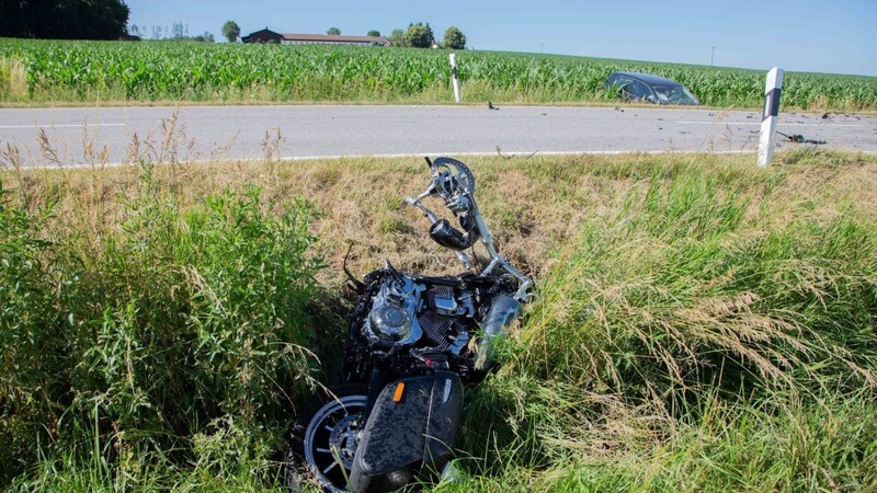 Unfalltragödie am Freitagnachmittag bei Gerzen im Landkreis Landshut. Dabei kam eine 52-jährige Motorradfahrerin ums Leben.