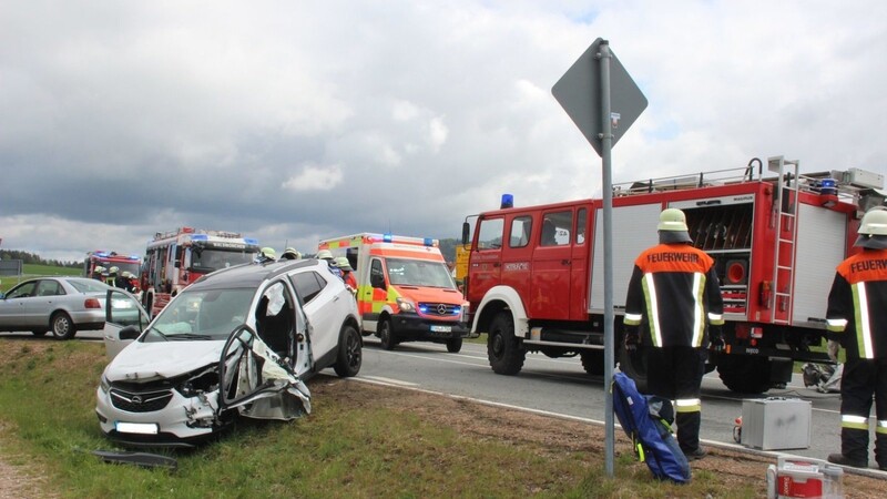 Fahrer und Beifahrerin des weißen Opel erlitten mittelschwere und schwere Verletzungen.