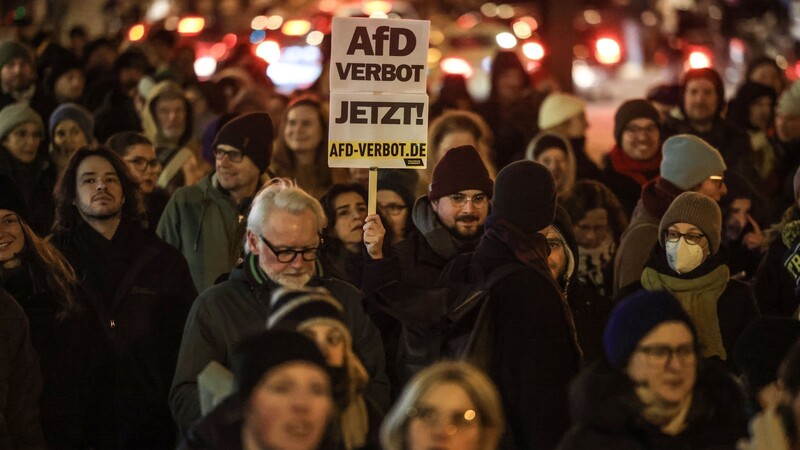 Demonstranten protestieren gegen Rechts in Köln. Eine Frau trägt dabei ein Schild mit der Aufschrift "AfD Verbot Jetzt!". Doch könnte die AfD tatsächlich auf die Schnelle verboten werden?