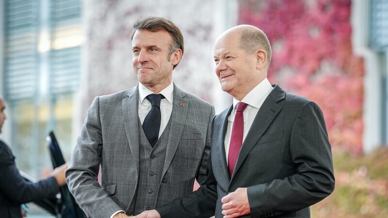 Auch wenn sich Bundeskanler Olaf Scholz (r.) und Frankreichs Staatspräsident Emmanuel Macron regelmäßig austauschen, wirkt die Beziehung zwischen dem kühlen Hanseaten und dem überschwänglichen Franzosen wenig vertraut.