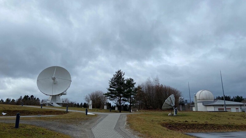 Die Radioteleskope am Observatorium Wettzell dienen der Vermessung der Welt. Ein in Sichtweite geplanter Mobilfunkmast könnte die Funktion der Anlage beeinträchtigen, befürchten Experten.