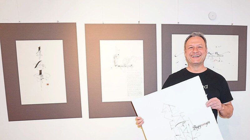 Roland Meier zeigt im Hudetzturm seine Faszination für die Kalligraphie. Die Ausstellung wird am Sonntag eröffnet.