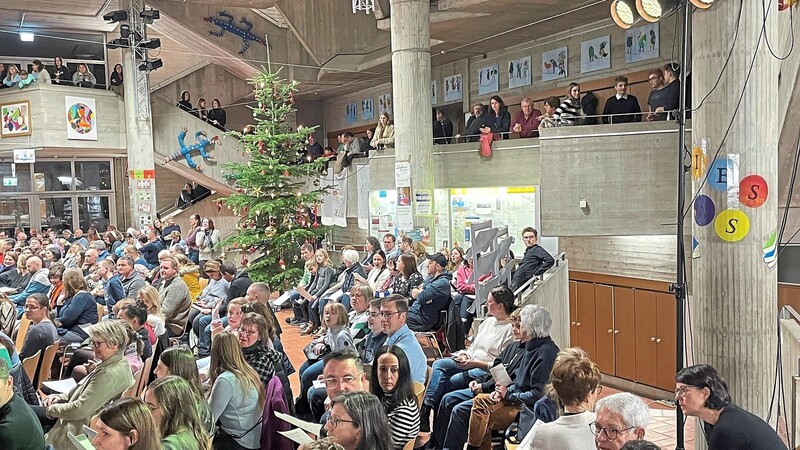 Der Abriss der alten Realschule Vilsbiburg - hier ein Bild vom Weihnachtskonzert vor wenigen Wochen - wurde vom Kreistag beschlossen. Die Diskussionen um einen Erhalt werden nichtsdestotrotz weiter geführt.