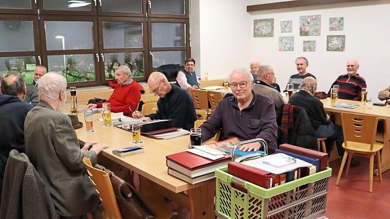 Jeden ersten und dritten Dienstag im Monat treffen sich die Mitglieder des Briefmarkensammler-Vereins in der Sportgaststätte der Turngemeinde Landshut.