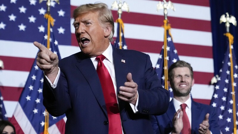 Donald Trump feiert sich nach seinem Sieg bei den US-Vorwahlen seiner republikanischen Partei in Iowa. Aktuell deutet nur wenig darauf hin, dass sich sein Wiedereinzug ins Weiße Haus verhindern lässt.