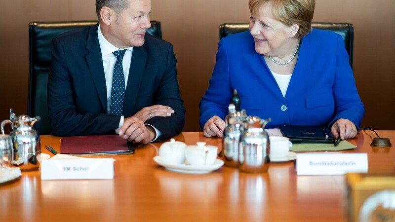 Bundeskanzlerin Angela Merkel und ihr Finanzminister Olaf Scholz können sich über den Milliardenüberschuss freuen.