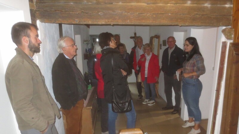 Die Besuchergruppen, unter ihnen auch dritter Bürgermeister Sebastian Stanglmaier, wurden über die 500-jährige Hausgeschichte des heutigen Museums durch dessen Leiterin Amira Adaileh und Hobby-Archivar Hans Seidl informiert.