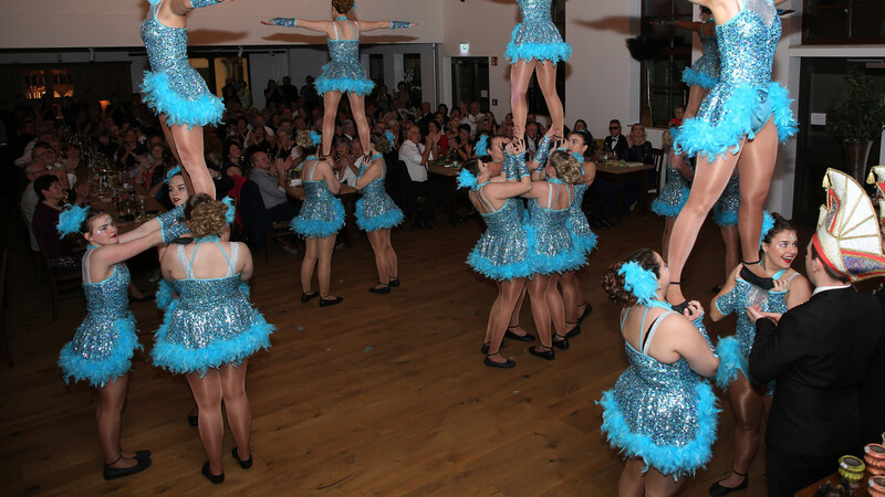 Die Tanzgarde der Faschingsgesellschaft "Teugonia" begeistert mit ihrem Programm die Ballbesucher.