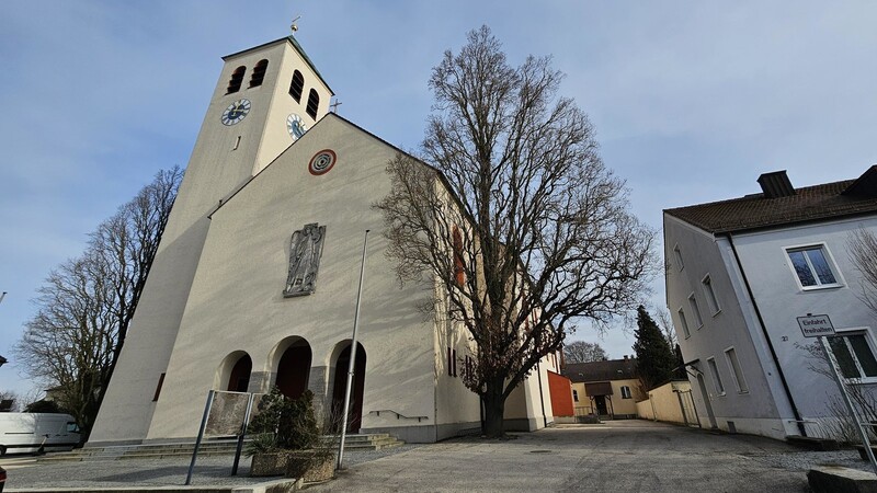 Die Kirche St. Michael an der Pointstraße ist seit 1955 die Hauptkirche der Pfarrei St. Peter. Zuvor wurden die Gottesdienste in der Basilika am Petersweg abgehalten. Noch heute finden dort Gottesdienste statt.