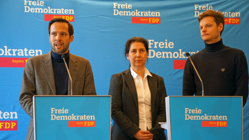 Martin Hagen, Katja Hessel und Phil Hackemann (v. l.) arbeiten das Umfragetief ihrer Partei auf.