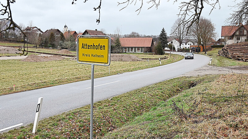 Ein neues Baugebiet entsteht mit "Bruckfeld" (links) in Attenhofen. Auf der gegenüberliegenden Seite wird der Gehweg entlang der Pfarrer-Schmidt-Straße jetzt bis zur Einmündung Hausnummer 19 verlängert.