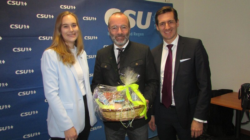 Zum Schluss übergab die CSU-Listenkandidatin Agnes Brücklmayer für die Europawahl am 9. Juni einen Geschenkkorb aus hochwertigen Bayerwaldprodukten an Manfred Weber. CSU-Kreisvorsitzender und Landtagsabgeordneter Stefan Ebner (r.) begrüßte zahlreiche Gäste zum Neujahrsempfang