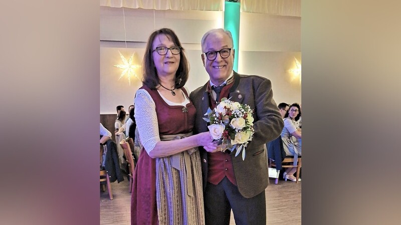 BJV-Kreisgruppenvorsitzender Helmut Vaith eröffnete mit seiner Gattin Anita den Tanzreigen.