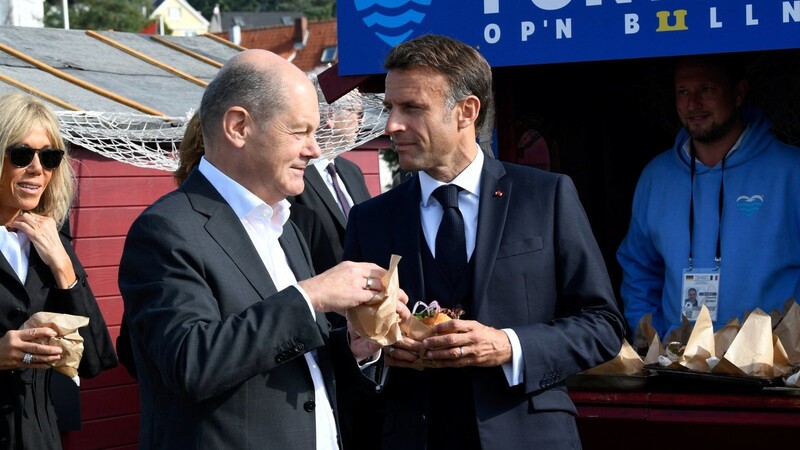 Der Bundeskanzler (vorne) hat den französischen Präsidenten im Oktober in Hamburg empfangen - nicht ganz standesgemäß.