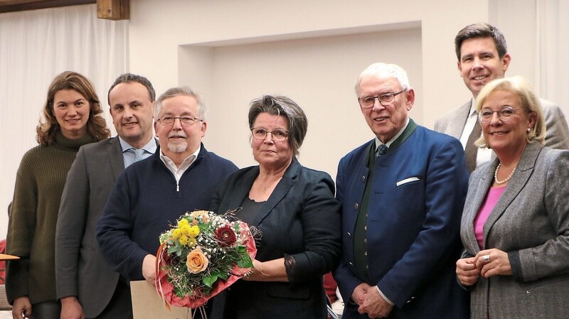 Traudl Eigenstetter (Mitte) ist die erste Frau, die die Wörther Bürgermedaille trägt. Ihr Mann Hans (Dritter von links) erhielt die Auszeichnung am Donnerstagabend ebenfalls.