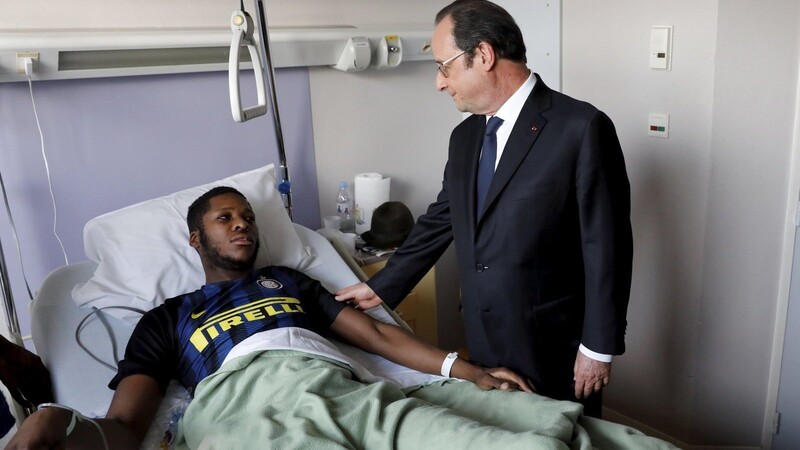 Der damalige französische Staatspräsident FrançoisHollande besucht im Februar 2017 Theorore Luhaka, nachdem dieser von Polizisten krankenhausreif geprügelt worden ist. Nun ende der Prozess gegen drei der beteiligten Beamten.