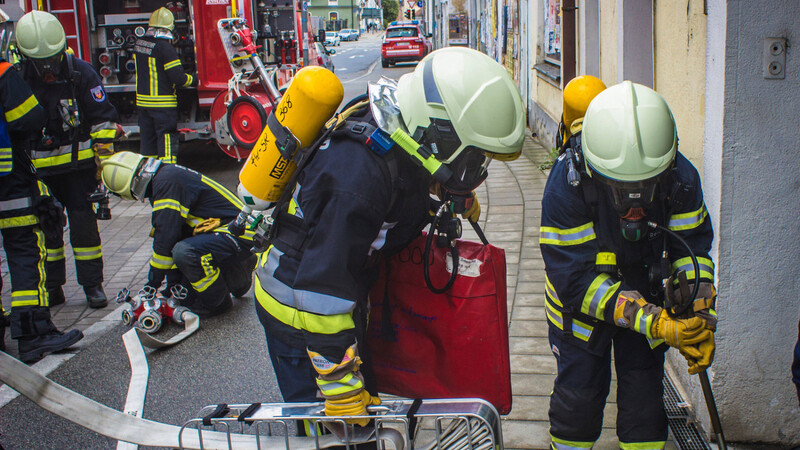 Erfolgreich legten vier Feuerwehrmänner und eine Feuerwehrfrau die Qualifikation zum Atemschutzgeräteträger ab.