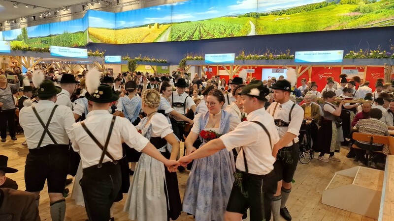 Im Biergarten in der Bayernhalle zeigen 50 Musik- und Trachtengruppen mit zirka 1 200 Mitwirkenden bayerische Lebenslust und Brauchtum.