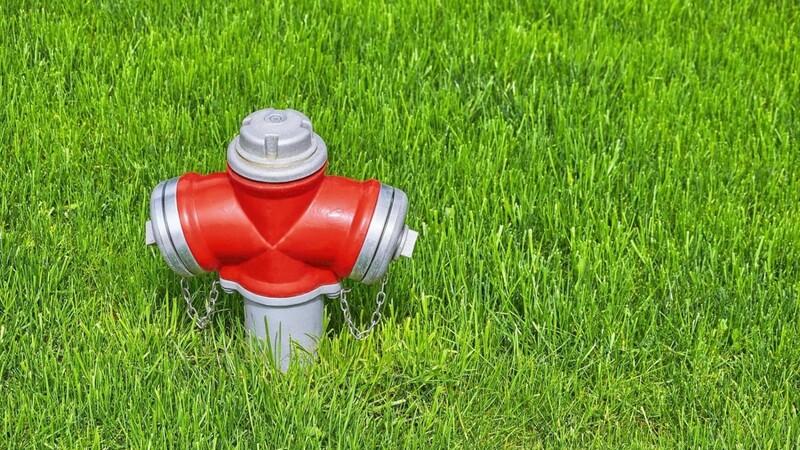 Bislang unbekannte Täter drehten über Nacht zwei Wasserhydranten auf und fluteten dadurch den Sportplatz des FC Hohenthann. (Symbolbild)