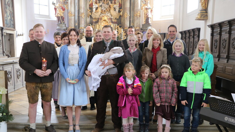 Die kleine Helena Preiß, hier auf dem Arm ihres Taufpaten Matthias Preiß, wurde am Sonntag in der Stadtpfarrkirche getauft.