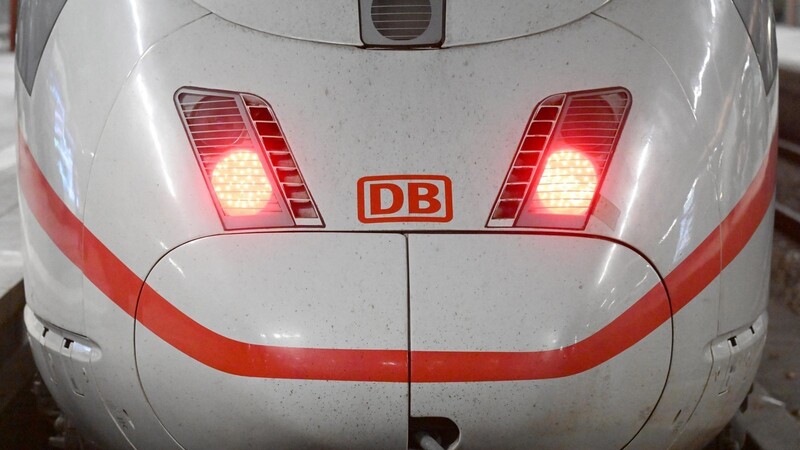 Im Tarifstreit mit der Deutschen Bahn hat die Lokführergewerkschaft GDL zu einem neuen Streik aufgerufen. Der Personenverkehr soll vom 24. bis zum 29. Januar lahmgelegt werden.