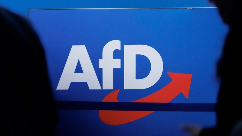 Politiker von SPD, Grünen und der CSU haben einen möglichen Ausschluss der AfD von der staatlichen Parteienfinanzierung ins Gespräch gebracht.