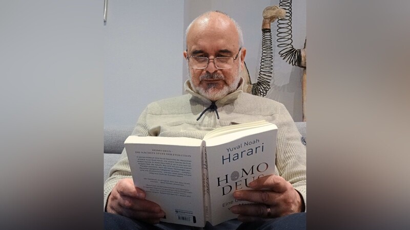 Dahinter steckt ein eigener Kopf: Herbert Petrilak-Weissfeld liest den Bestseller Homo Deus des Historikers Yuval Harari, der appelliert, nicht alles Computern zu überlassen - ein ebenfalls diskussionswürdiges Thema.